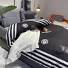 Diseñador de moda juegos de cama tamaño king 4 piezas floral impreso seda reina funda nórdica sábana negro rosa fundas de almohada de alta calidad