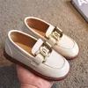 Ny stil barn baby sneakers barn loafers metall glida på skor tjejer pojkar mjuka solade casual skor prinsessa läder sko