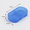 Mini portapillole in plastica da viaggio portatile Custodia per medicinali 2 scomparti Parti di perline per gioielli Organizzatore Scatole di immagazzinaggio Contenitori 5.6 * 3.1 * 1.3 cm Blu trasparente