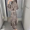 Moda Kontrast Pasek Leopard Satin Dress Kobiety Vintage Zwierząt Drukuj Z Długim Rękawem Midi Kobieta Przycisk Eleganckie ES 210519