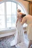 2021 Robes de mariée country en dentelle à manches longues robe nuptiale des boutons recouverts de cou feston de cou de balayage appliqués sur mesure