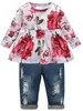 Girls039 Giyim Bebek Kız Seti Floral Fırfırlı Bluz Yırtık Kot pantolon Suit237L9154521