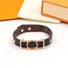 Hollow Letter Läderband Charm Armband med Box Titanium Stål Trendiga Smycken Seiko Elegant Personlighet Armband