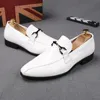 2121 Trend Designer White Metal Buckle Casual Flats Oxford Homecoming Skor för män Mode Charm Bröllopsklänning Prom Footwear