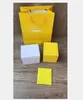 Titta på Yellow Boxes Square för lyxklockor Box Whit Booklet Card Taggar och papper på engelska Inv 16264p