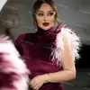 Chic Burgundy Mermaid Arabic вечернее платье 2021 с рукавом сексуальное одно плечо плюс размер бархат мусульманские выпускные платья перо знаменитость формальное вечернее платье халат де SOSIRÉ