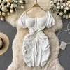 Verano sexy acolchado cuello en V halter puff manga plisada vestido con cordones cadera vaina mini blanco es para mujeres vestido 210420