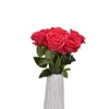 Cheap Único Rosa Vermelha Rosa Rosa Artificial Wedding Flor Enviar Decorações Do Partido Da Namorada Casa Decore Flores Pequenas Flowing Decor Y0630