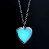 Collana che si illumina al buio per donna Medaglione con foto vintage Fluorescenza Collana a cuore con ciondolo Gioielli con ciondoli galleggianti Regali G1206