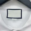 21SS 남성 여성 Luxurys 폴로스 그린 스트라이프 편지 자수 옷깃 티셔츠 통기성 남녀 대학 스타일 폴로 셔츠 M-XL