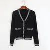 111 2022 Runway Autumn Merk Same Style Sweater Lange mouw Kint V Neck Cardigan Zwart Witte Mode Kleding Hoogwaardige dames DL