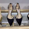 2021 Luxury Sandals Dress Shoes Crystal Strap Pumpar Satin Suede Leather High Heels Brud Bröllopsfest Kvinnor Sexig promenad