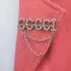 Venda por atacado moda jóias carta broche brilhante cadeia de strass borla pin fivela marca acessórios