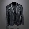 Rivetto da uomo in pelle PU grande risvolto moto cerniera obliqua giacca di pelle punk di grandi dimensioni cappotto di pelle artificiale nera 5XL 211111