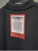 Vetements Mens Tshirt Czarna biała bawełniana koszulka z łatką pocztą designerskie koszule tee tee mężczyźni kobiety streetwear a6