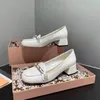 2021 أزياء مصمم نمط عالية الكعب براءات الاختراع الجلود جولة تو السيدات اللباس أحذية مولر كسول واحد دواسة سلسلة معدنية أحذية نسائية 34-40