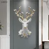 ヨーロッパとアメリカの光の高級スタイルの装飾の生きているダイニングルームの入り口背景鹿の頭の壁掛け210414