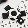 Pins, broscher Koreanska Mode Söt Romantiskt Läder Camellia Blommor Bow Brosch Smycken Luxury Lapel Pin Badge Bowknot Väska Kvinnor Tillbehör