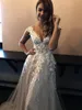 2021 Um vestido de casamento de linha Plus size vestidos de nupcial v Neck sem mangas Lace Appliques Botão coberto Vestios de Novia