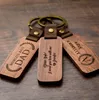 Custom Logo Personliga Läder Keychain Pendant Beech Wood Carving Nyckelringar Bagage Dekoration Key Ring DIY Thanksgiving Day Present Få