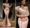 Kristaller Pärlor Satin Evening Dresses Dubai Arabiska Abiye Peach Pink Illusion Långärmad Meermaid Formell Prom Party Gowns med Split