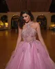 Różowe Quinceanera Suknie Balowa Suknia Seksowna Frezowanie Neck Halter Duży Ruffles Cekiny Formalne Party Prom Evening Suknie