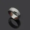 Europa Ameryka Pierścień Pierścień Mężczyźni Kobiety Tytan Grawerowany v Inicjały Flower Cambered Surface Lover Pierścień Rozmiar US6US99027626
