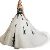 Abito da ballo vintage in bianco e nero Abiti da sposa Treno lungo 2022 Appliques di ricami in pizzo Fiocchi con fiocchi Abiti da sposa Plus Size Abiti da sposa senza spalline con scollo a cuore