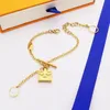 Europa Amerika Modeschmuck Sets Dame Damen Goldfarbenes Metall gravierte V-Initialen Blume ikonische Tasche Anhänger Kette Petite Malle Halskette Armband M00568