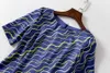 Mini vestidos de manga corta con cuello redondo y estampado de tiras onduladas a la moda para mujer