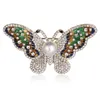 Elegant Charm Butterfly Animal Pearl Brosch Kvinnor Rhinestone Smycken Färgglada Insect Pins Vintage Fashion Presenter