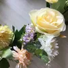 フロント結婚式の窓の壁の家の装飾的な花の花輪の花輪の人工ローズのドアの現実的な春