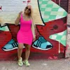 夏のカジュアルな女性のミニドレスファッションノースリーブボディコンナチュラルキャンディーカラーニープラスサイズの卸売服8103