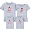 Fader Moder Baby Julfamilj Matchande Outfits Föräldra-Barn Röd Brev Skriv ut T-shirt Kortärmad Pullover Toppar 210417