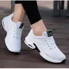 2022 Casual Plus Size Damesschoenen Koreaanse Student Kussen Zacht Bodem Ademend Casual Running Shos Flying Geweven Sportschoen Dames M2032