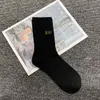 21SS Męskie Skarpetki Mody List Pattern Boys Sock Hiphop Street Style do biegania Sport Oddychający Aktywna Pończocha 2 Kolory Darmowe Size Ins Hot