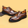 Scarpe eleganti da uomo brogue Oxford di alta qualità a testa tonda classica Scarpe da uomo in vera pelle marrone nero con lacci