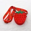 Stawberry push bubbla axel handväska handväska modekoppling tote väska lyx barn mjuk silikon mini tecknad crossbody purses xmas gåva