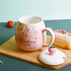 Tasse à café en céramique à la fraise mignonne de style japonais avec couvercle et cuillère Creative Porcelaine Petit déjeuner Lait Avoine Tasse Drinkware 210804