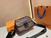 S Lock Mens Designer Messenger Bag negro Monogramas en relieve en relieve Hombro Mensajero Handbag Diseñadores Lujos Cross Body Burleets M45806 M45863 M58489