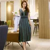 Zomer Koreaanse gebreide jacquard jurk vrouwen v-hals mouwloze a-lijn geplooide jurken elegante dames mode vestidos femme 210518
