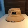 Skąpy brzeg kapelusze luksus 2021 Letnia moda Projektant Rekret Bucket Hat Advanced Sense pełen prostych męskich i kobiet rybaków 3 kolory dobre