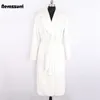 Nerazzurri vinter lång vit svart varm fluffig faux päls kappa kvinnor långärmad bälte lapel stilig koreansk mode utan knappar 210927