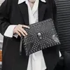 Designer axelväskor koppling för man punk element lyx messenger väska skalle mönster satchel koppling väska mode nitar män handväska mjukt läder cross body cool hbp