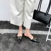 Às mulheres pontilhadas das mulheres chinelos cor sólida preto / bege / amarelo moda metal cadeia sandálias slides verão sapatos de praia tamanho 35-39 210513