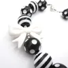 Boucles d'oreilles collier filles bébé cadeau 20mm acrylique noir-blanc rayure football perlé blanc noeud noeud gros bubble gum bandeau ensemble de bijoux