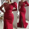 2023 Seksowne arabskie ciemnoczerwone sukienki wieczorowe noś klejnot szyję iluzję kryształowy frezowanie z rozdzielczymi podłogą imprezową suknie balowe długie rękawy