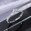 Zirkoon Koper Messing Ring Volledige Crystal Zilveren Kleur Diamant Voor Meisje Vrouwen Vrouwelijke Verjaardagsfeestje Chirstmas Gift Jewelry R005