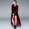 Женщины женские пальто взлетно-посадочные полосы женские винтажные совокупные воротники красного вина бархата Maxi пальто осень зима мода густой теплой длиннее