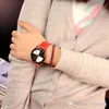 Kadın Öğrenci Moda İzle Basit Kuvars Saatler Spor Saati Tarzı Kırmızı Beyaz Siyah PU Band Kız Rahat Spor Saatler Benzersiz Hediye Saati